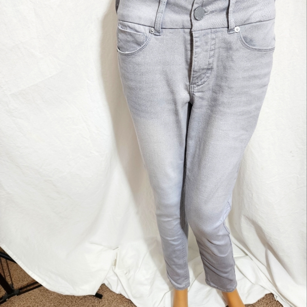 NWOT SEVEN 7 SKINNY TUMMYLESS JEANS